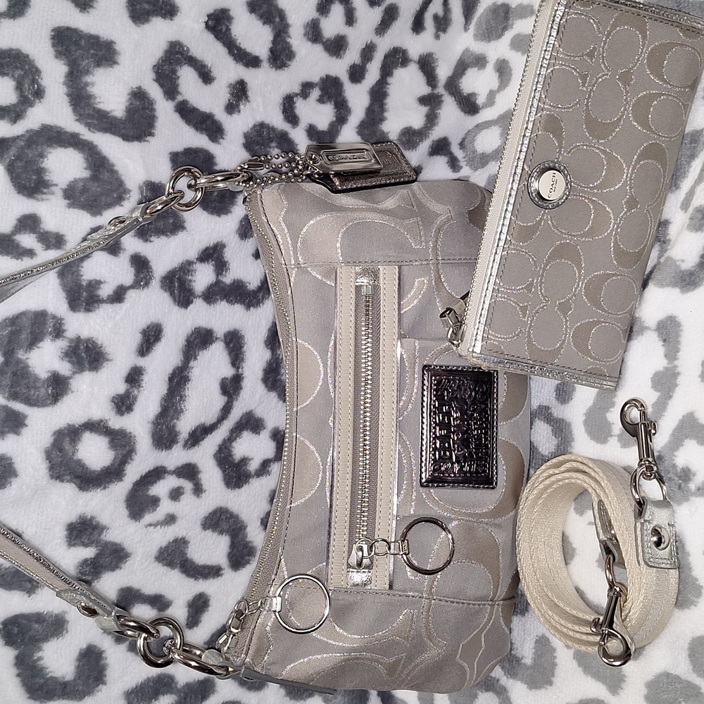 Coach Poppy Daisy Signature C Shoulder Bag with Matching Wallet